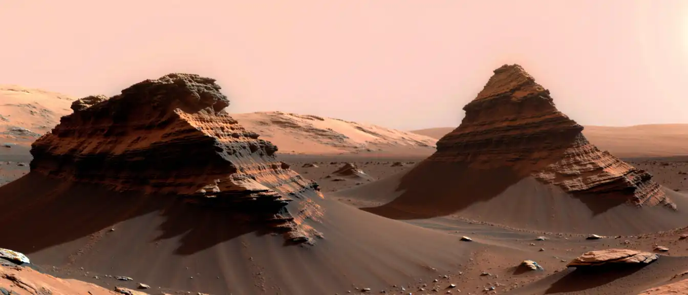 Марсоход Curiosity запечатлел необычный пейзаж с гребнями гребнями-ярдангами на красной планете