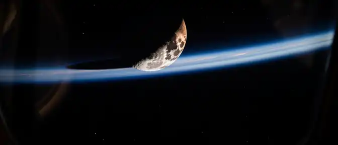 Вид из иллюминатора: космическая панорама последнего лунного затмения года